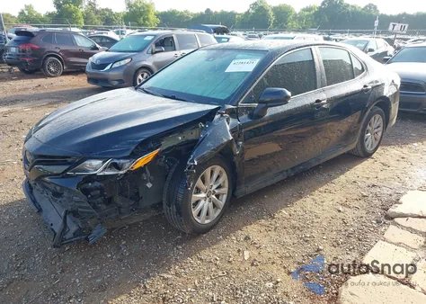 2019 Toyota Camry Le z USA, uszkodzony, nr VIN 4T1B11HK2KU711823